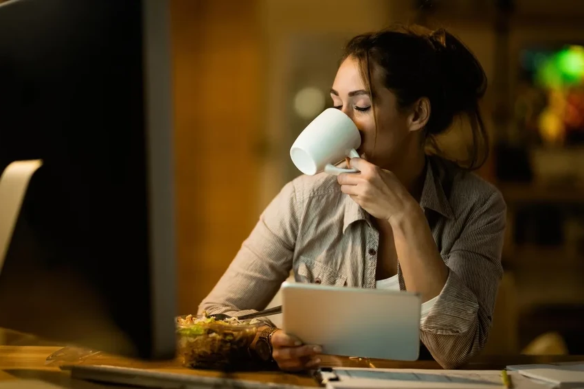 Подергивается глаз? 7 неожиданных причин тика — от кофеина до усталости