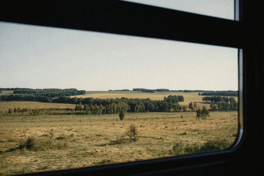 Что взять в поезд для комфортной поездки: список вещей и еды по мнению бывалых