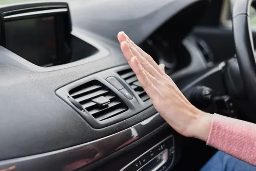 Как проверить фреон в автомобильном кондиционере: признаки утечки и методы диагностики