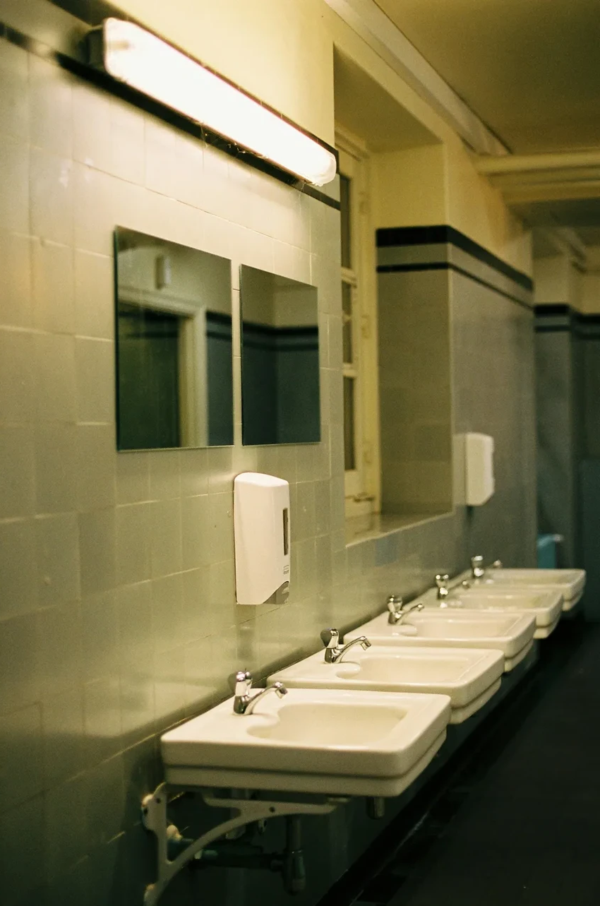 Опасные бактерии в домашней раковине: что скрывает сливное отверстие?