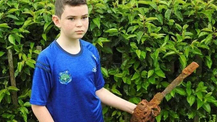 Мальчик с металлоискателем нашёл старинный меч XVIII века на первой прогулке