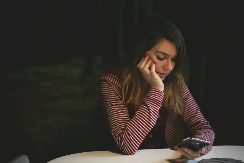 Почему короткие ролики усиливают скуку: исследование о бесконечном скролле