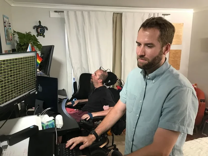 Нейрочип вернул пациенту с БАС собственный голос: как это работает