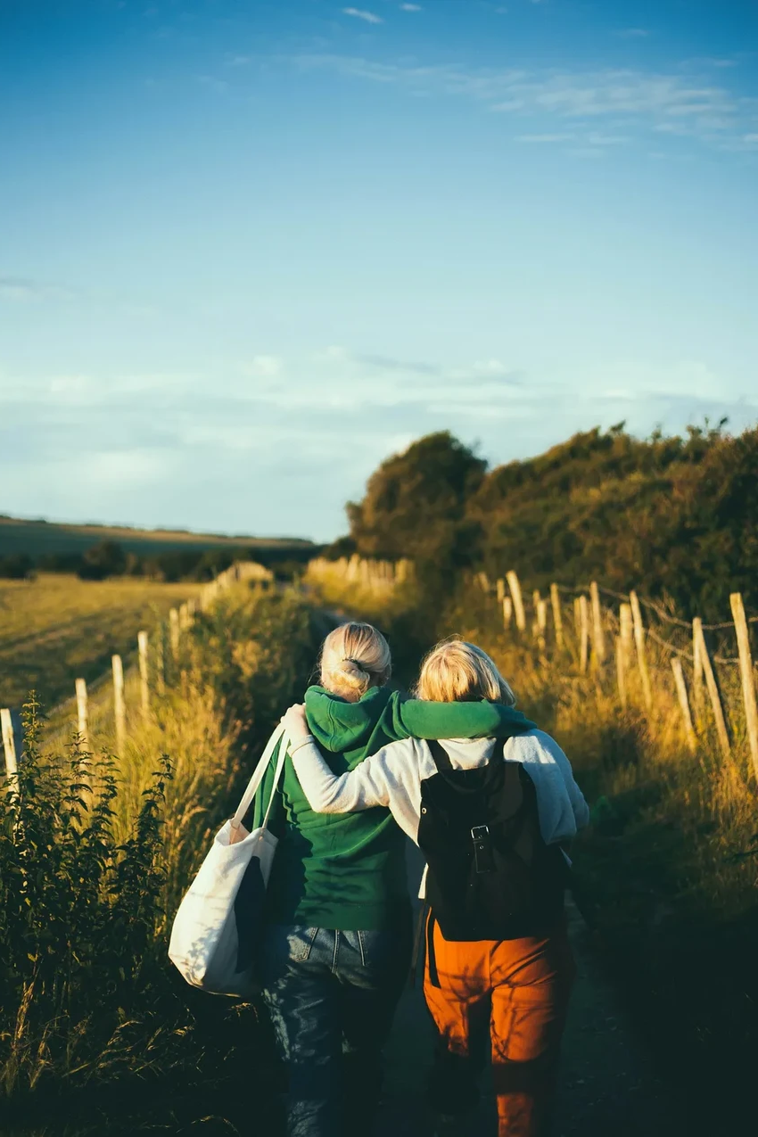 Почему лёгкие жалобы на друга иногда сближают: психология сплетен