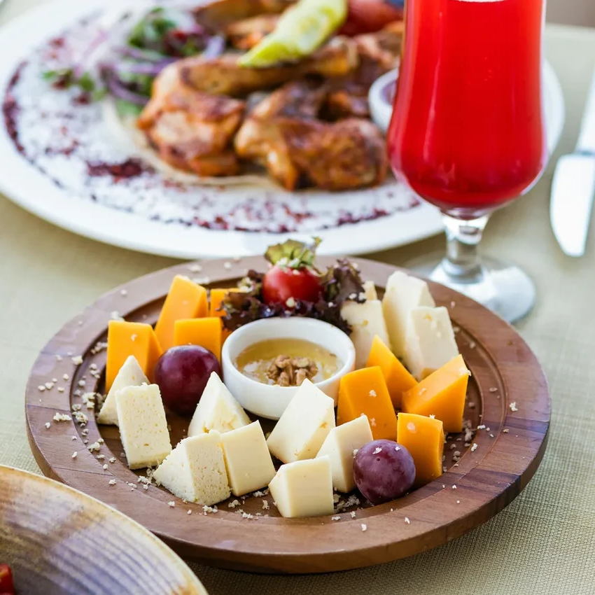 Фета, пармезан, моцарелла: рейтинг самых полезных для здоровья сыров