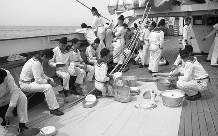 Почему моряки говорят «корабли ходят», а не плавают: история и суеверия