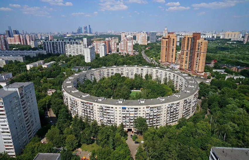 Дома-бублики в Москве: как выглядит жизнь внутри советских колец