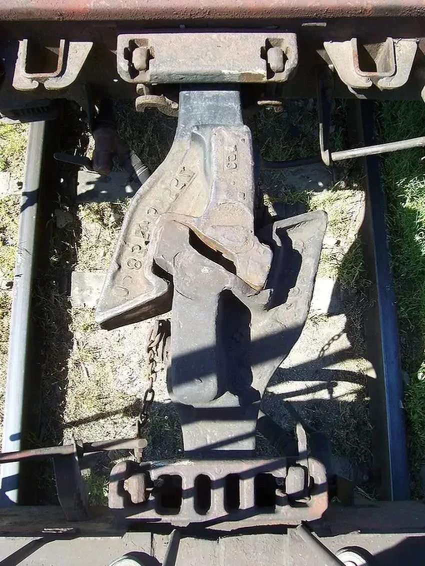 Правда ли, что вагоны сцепляются магнитами? Разбираем популярный железнодорожный миф