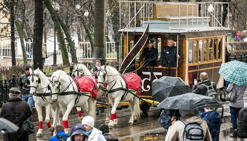 Конка: зачем на втором этаже ездили мужчины и почему она не догоняла цыпленка