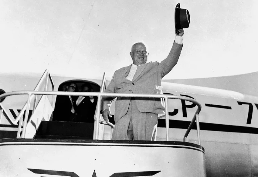 Ту-114: летающий дворец с рестораном, спальными купе и винтовой лестницей