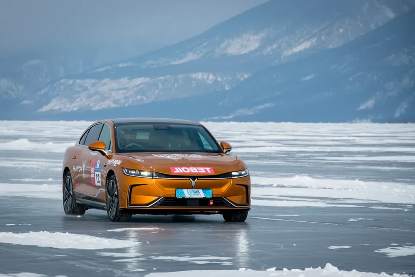 Лед, скорость и мощь: как спорткары ставят рекорды на байкальском льду