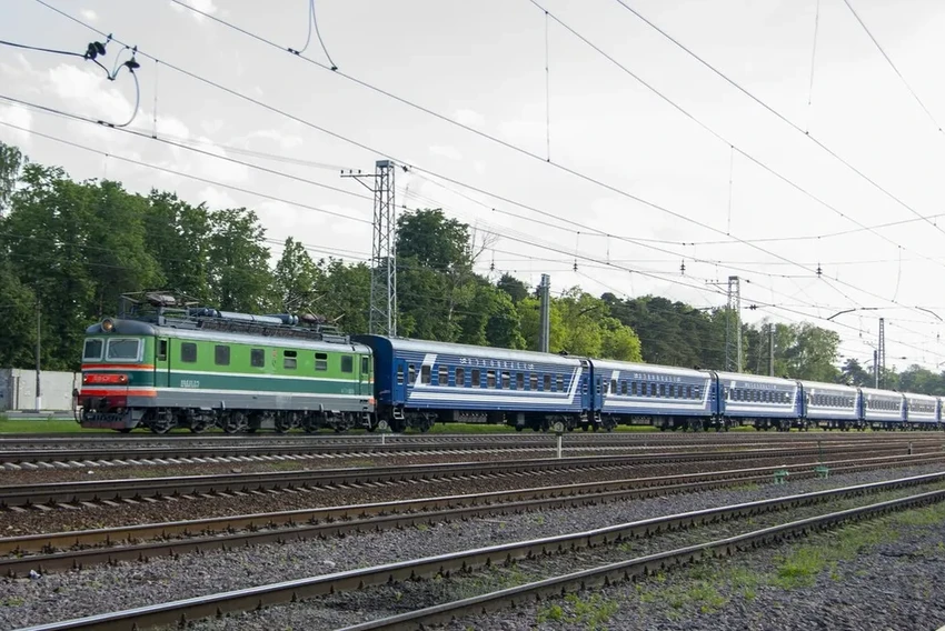 Цвета фирменных поездов СССР: от синей «Стрелы» до красного «Урала»