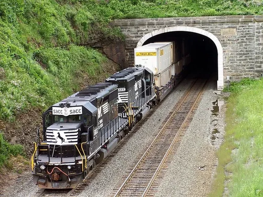 Зачем поездам локомотив сзади? История и опасности работы толкачей