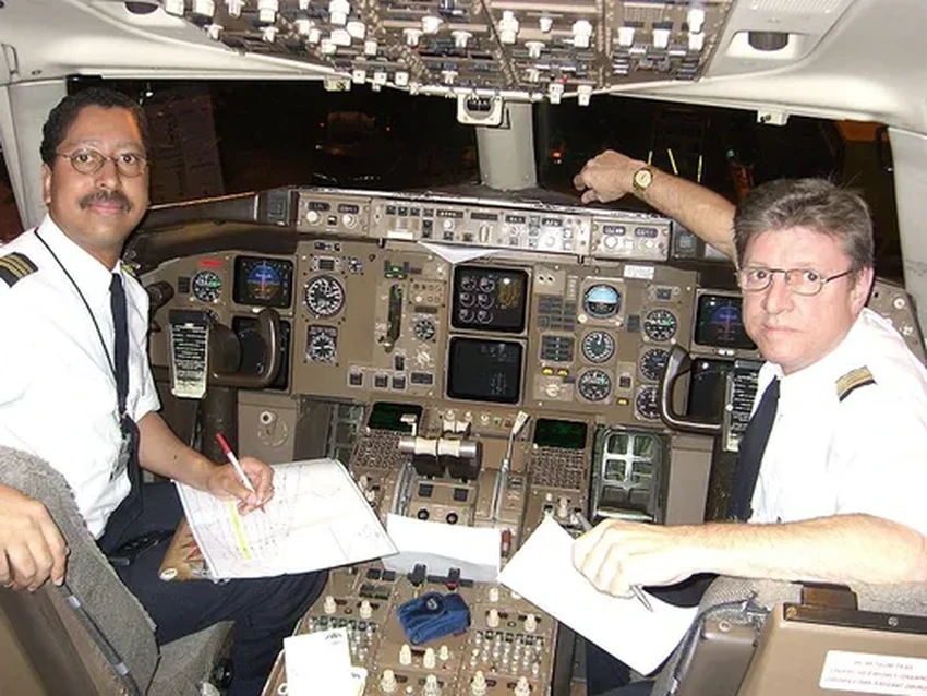 Почему у пилотов кресло слева, а у машинистов справа: неочевидные причины