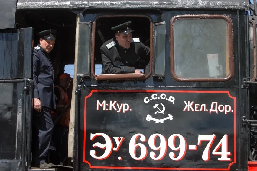 Почему у пилотов кресло слева, а у машинистов справа: неочевидные причины