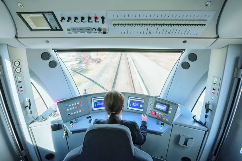 Почему у пилотов кресло слева, а у машинистов справа: неочевидные причины