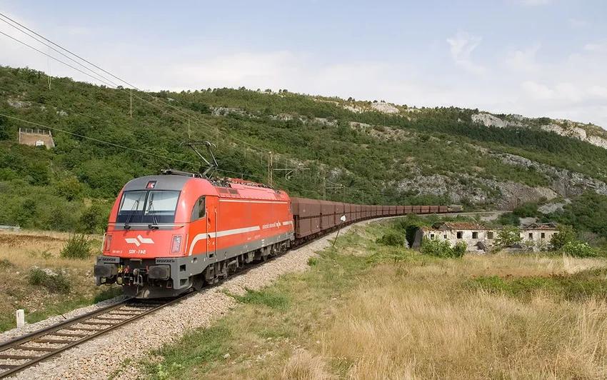 Зачем в середину поезда встраивают локомотивы и как ими управлять