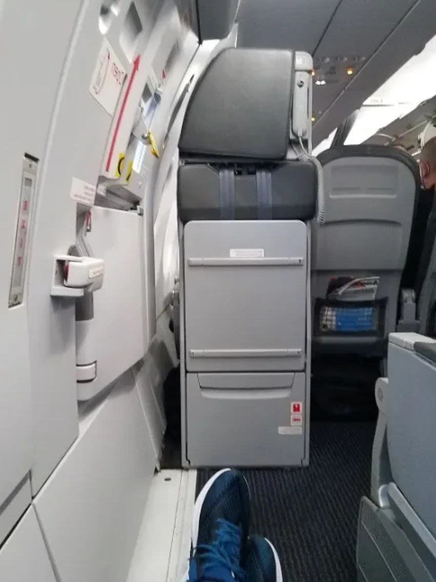 Почему у стюардесс сложные ремни безопасности, а у пассажиров простые?