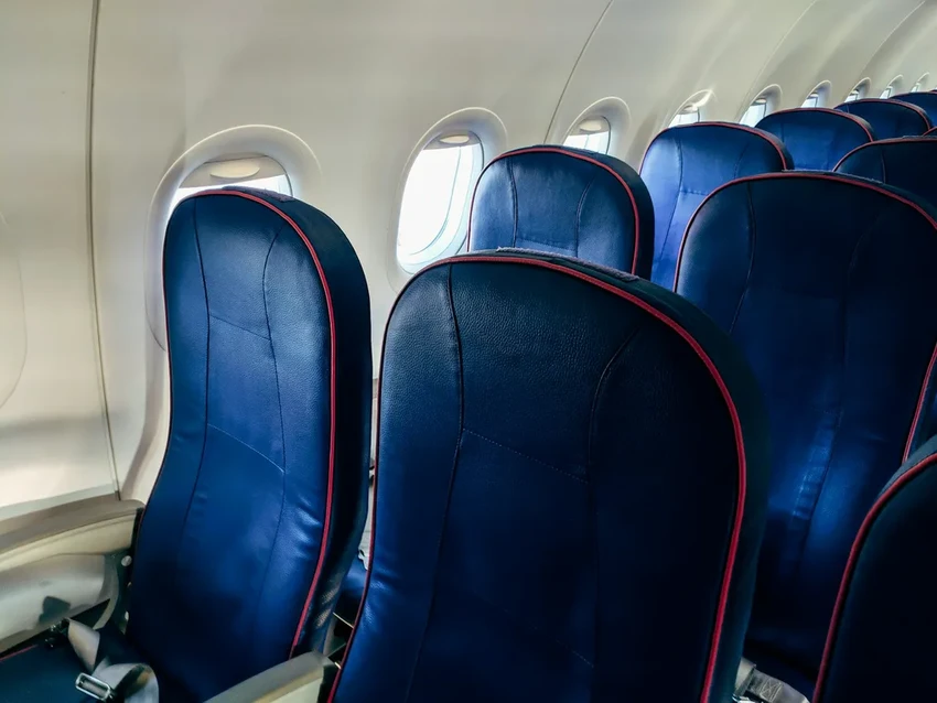 Почему в самолетах синие кресла: психология, практичность и секреты авиакомпаний