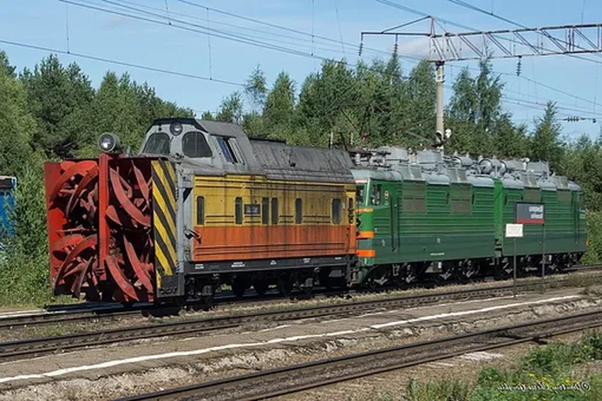 Как чистят железные дороги от снега: 6 типов спецтехники от клина до турбины