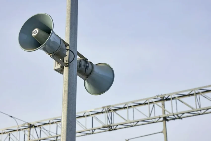 Зачем на вокзалах громкая связь, если у всех есть телефоны: тайны ДПС