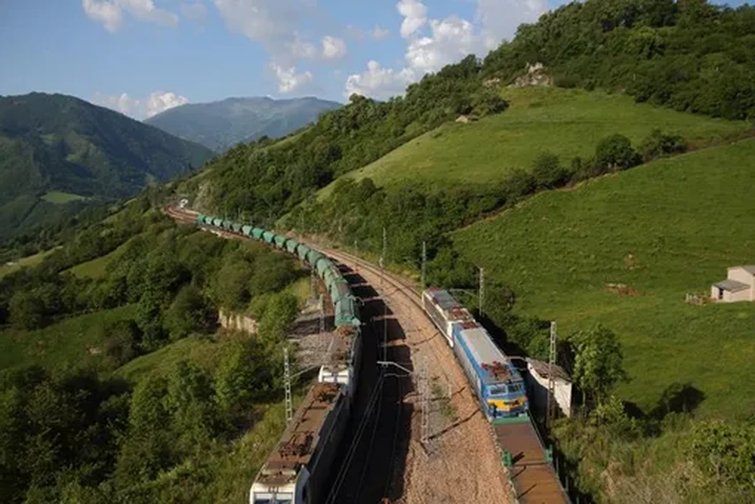 Три рельса под горой: как построили самый сложный тоннель в Испании