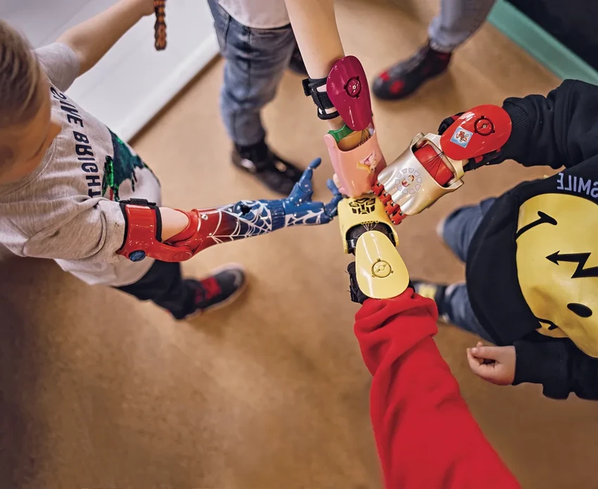 Как технологии 2023 года меняют жизнь людей с инвалидностью: от биопротезов до нейроимплантов