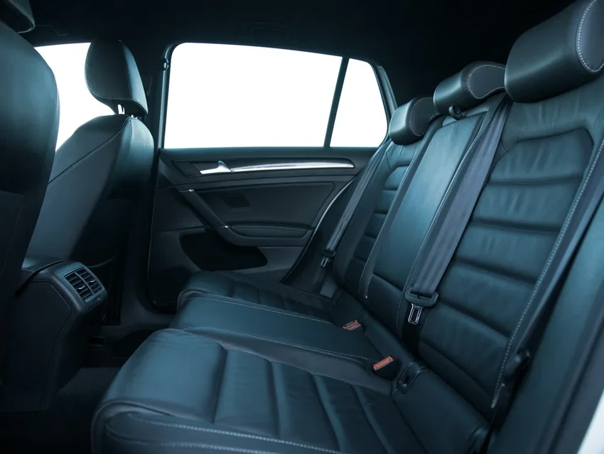 Невидимые помощники: для чего в машине ручки над дверьми на самом деле