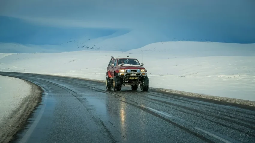 Невидимые помощники: для чего в машине ручки над дверьми на самом деле