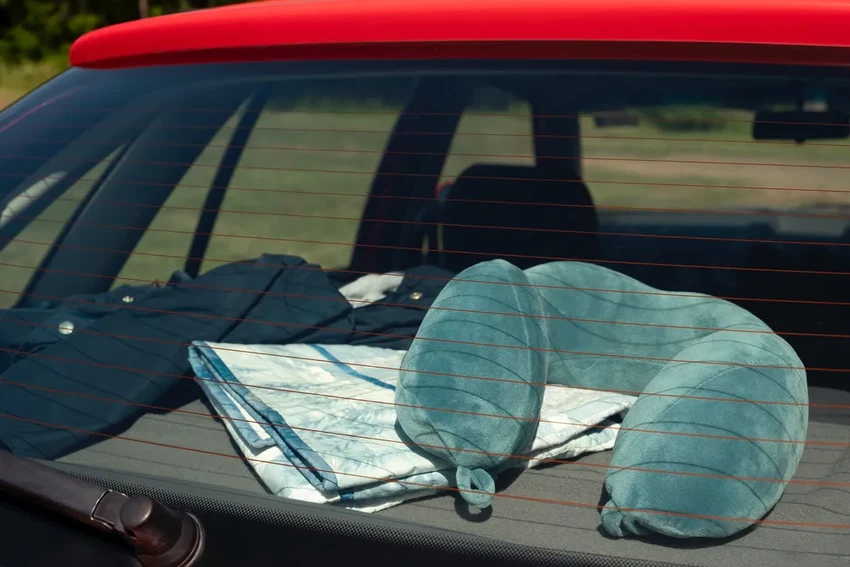 Зачем на заднем стекле автомобиля черные полосы? Объясняем работу обогрева