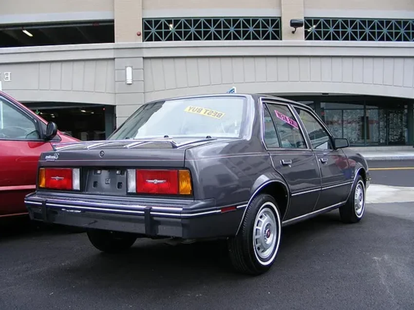 Провал Cadillac Cimarron: почему компактный люкс проиграл Mercedes?