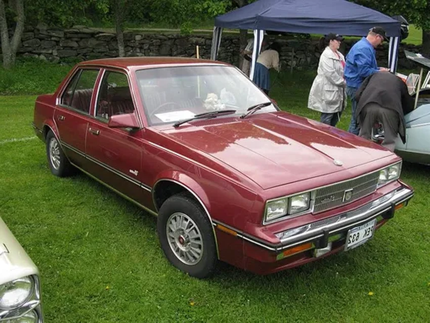 Провал Cadillac Cimarron: почему компактный люкс проиграл Mercedes?