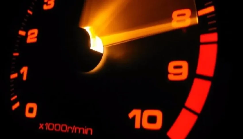 АИ-100 в обычный бак: реальная польза или риск для двигателя?