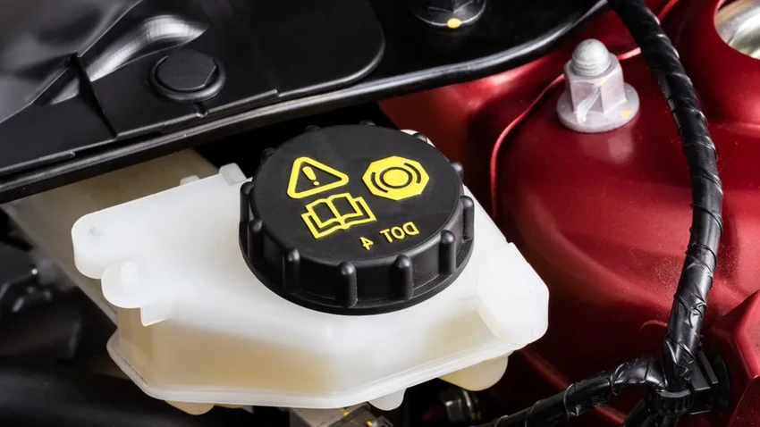 Смешивание тормозных жидкостей: что будет с системой и можно ли это делать