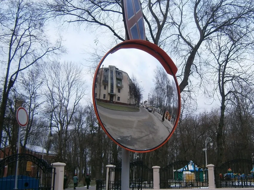 Выпуклые зеркала на дорогах: как они работают и почему их должно быть больше