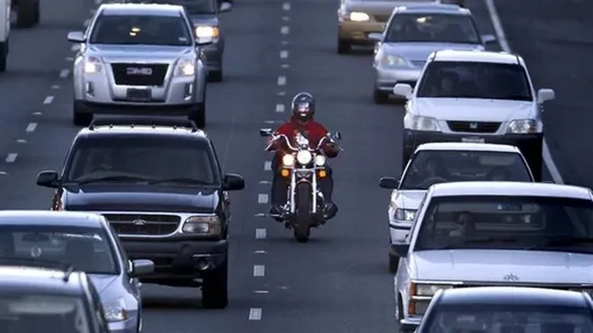 Мотоцикл между полос: что говорит закон и как избежать штрафа