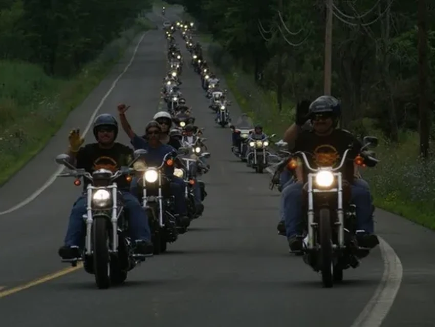 Мотоцикл между полос: что говорит закон и как избежать штрафа