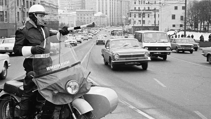 Правда ли, что нельзя держать сцепление выжатым: разбираем популярный миф