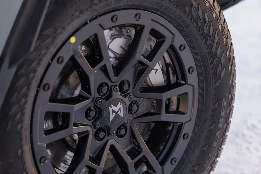 Гибридный внедорожник M-Hero I: армейские технологии для гражданских дорог