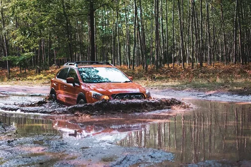 Как правильно преодолевать глубокие лужи на машине без риска гидроудара