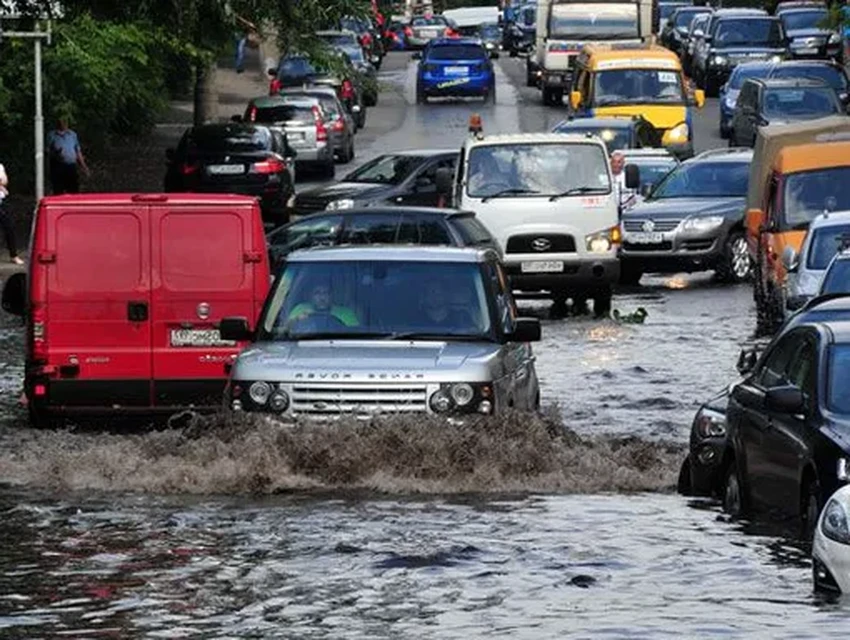 Как правильно преодолевать глубокие лужи на машине без риска гидроудара