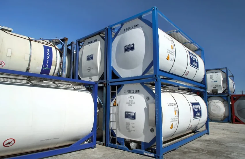 Зачем цистерны на железной дороге помещают в прямоугольную раму?