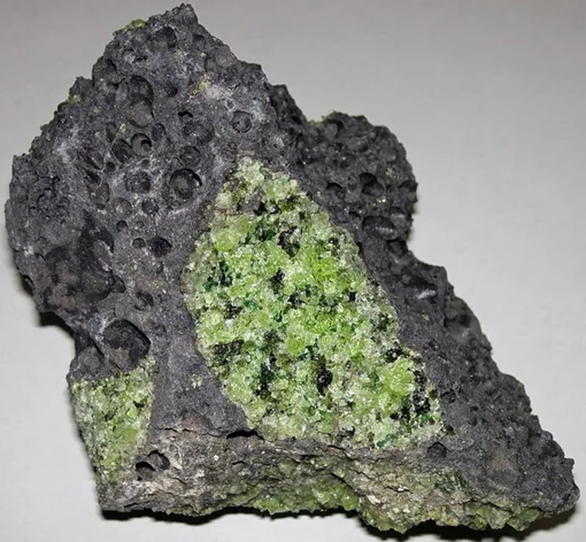 Геологи пробурили земную мантию: рекордная скважина глубиной более километра