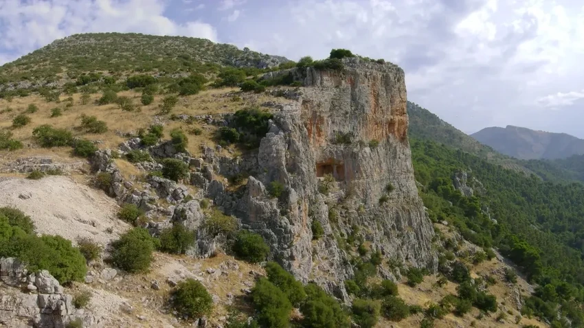 Ради фото в соцсети турист повредил древние рисунки возрастом 6000 лет в Испании