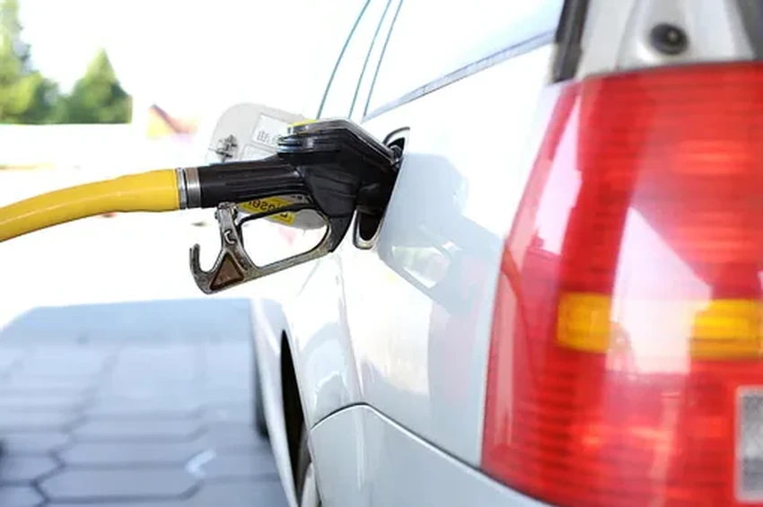 На сколько километров хватит бензина после загорания лампочки на панели