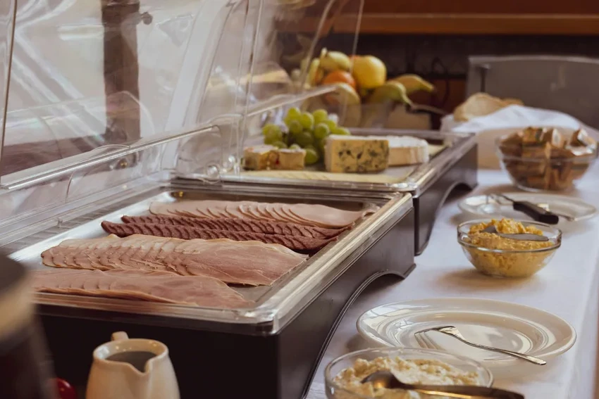 Связь колбасы и деменции: как обработанное мясо влияет на риск для мозга