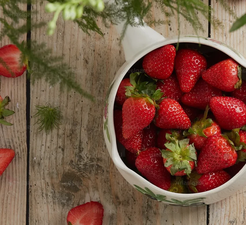 Почему семена клубники расположены снаружи, а не внутри ягоды?