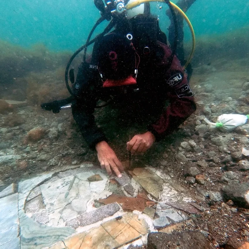 Археологи подняли со дна моря мраморный пол древнеримской виллы из Байи