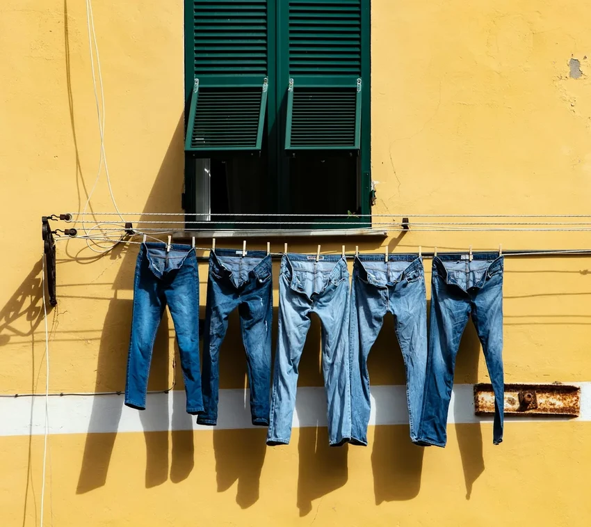 5 вещей, которые нельзя стирать с остальным бельём: как спасти одежду