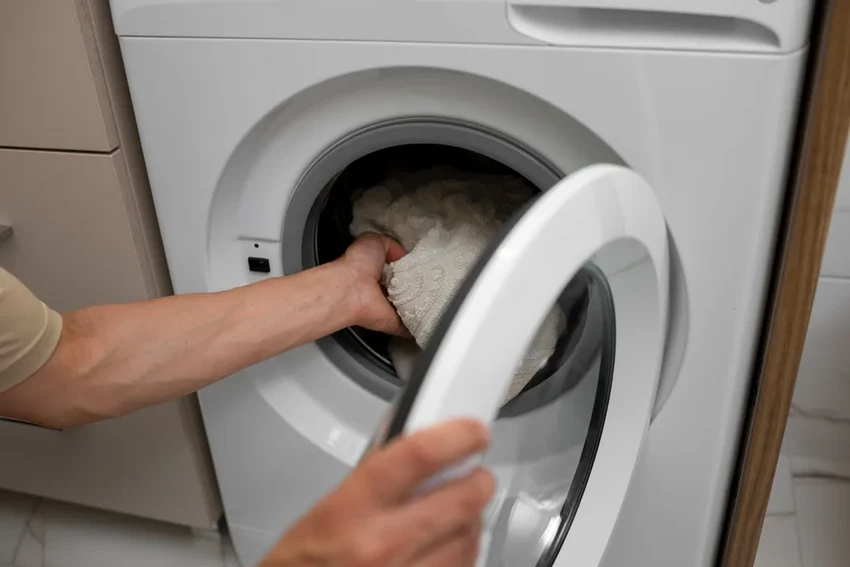 5 вещей, которые нельзя стирать с остальным бельём: как спасти одежду